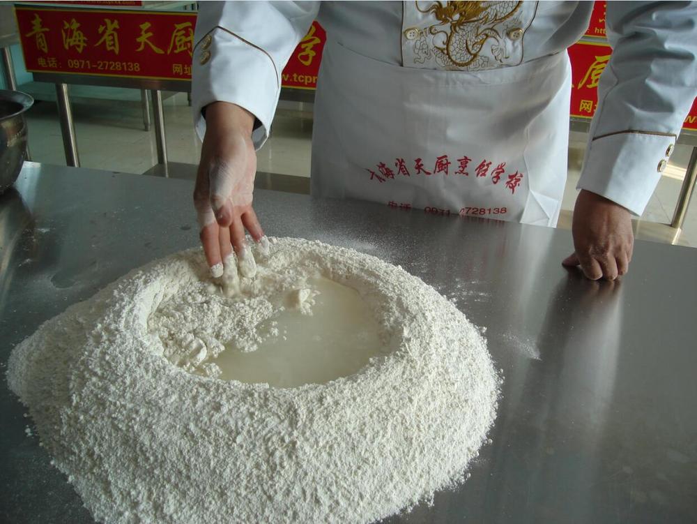 兰州牛肉拉面制作技术培训—兰州牛肉拉面的和面方法及注意事项